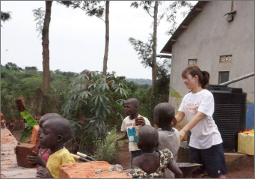 ウガンダの子供たちとレンガを運ぶ