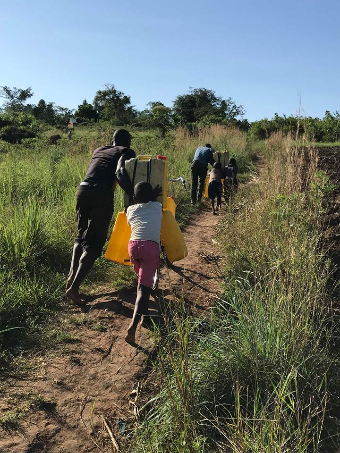 水を運ぶウガンダの人々